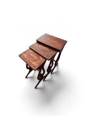 trois tables en bois empilées les unes sur les autres sur une surface blanche