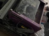 une valise dans laquelle se trouve un micro-ondes