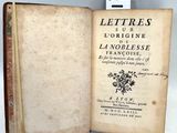 un vieux livre ouvert sur une page où figurait une illustration de fleurs