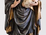 une statue de femme tenant un bébé dans ses bras