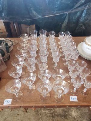 une table sur laquelle sont posés de nombreux verres et assiettes