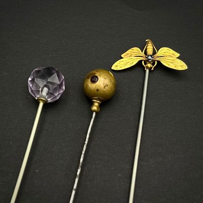 deux broches ornées chacune d'une abeille, placées l'une à côté de l'autre