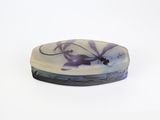 un porte-savon blanc et violet orné d'une libellule