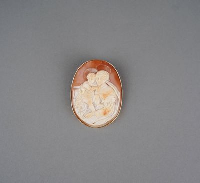 une photo d'une assiette blanche et marron sur laquelle figurent les portraits d'un homme et d'une femme
