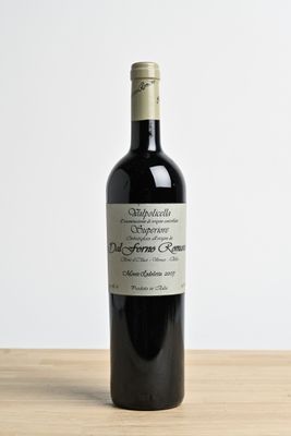 une bouteille de vin posée sur une table