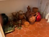 many vases that are sitting on a shelf