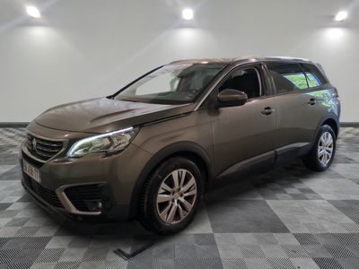 un SUV marron garé dans un garage dont le sol est en damier