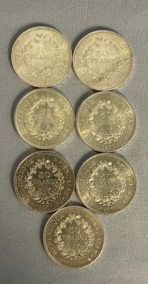 six pièces de monnaie britanniques différentes empilées les unes sur les autres sur une table