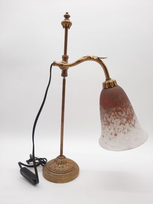 une image représentant une lampe à laquelle est attaché un cordon