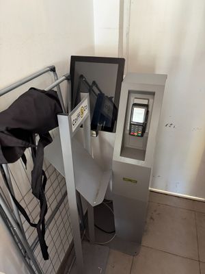 une image représentant une machine sur laquelle est posé un sac