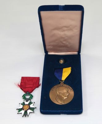 une médaille dans un écrin, entourée d'un ruban