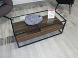 une table basse en verre sur laquelle est posé un bol