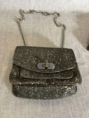 sac à main argenté pailleté avec bandoulière en chaîne et fermoir