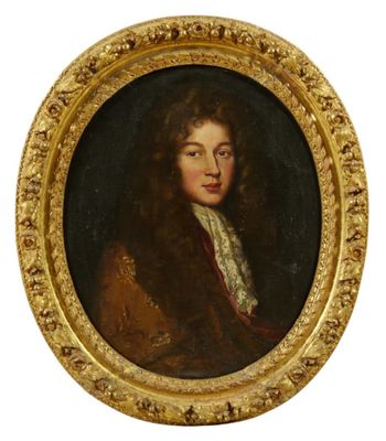 portrait d'un jeune homme vêtu d'un manteau marron et d'une chemise blanche