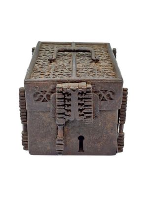 une vieille boîte en métal munie d'un cadenas