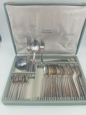 une boîte contenant de l'argenterie, posée sur une table