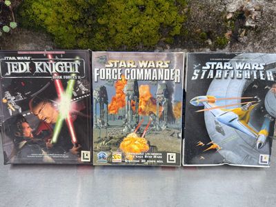 Trois jeux vidéo « Star Wars » sont alignés sur une table