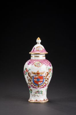 une image représentant un vase rose et blanc orné d'un blason