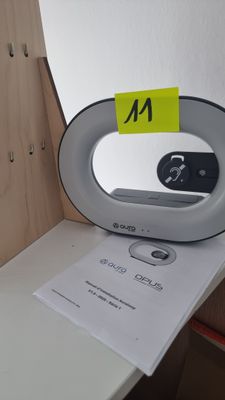 un téléphone portable posé sur une table