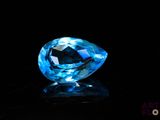 gros plan d'un diamant bleu sur une surface noire