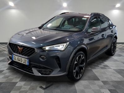 une voiture grise garée dans un garage au sol en damier