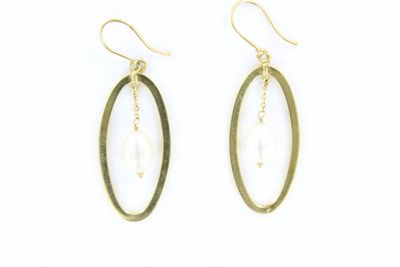 une paire de boucles d'oreilles dorées et blanches ornées de perles
