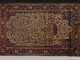 un ancien tapis persan à motif floral