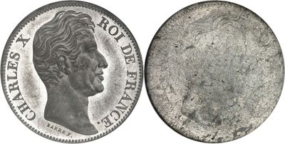 gros plan d'une pièce de monnaie sur fond blanc