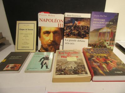 plusieurs livres posés ensemble sur une table