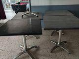 deux tables placées l'une à côté de l'autre sur le sol