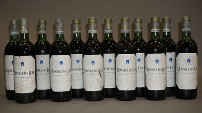 six bouteilles de vin sont alignées sur une table