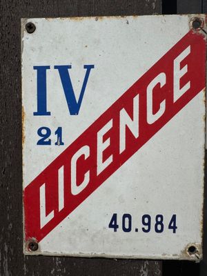 a sign on the door of a building that says iv licence