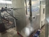 une photo d'un grand réfrigérateur en acier inoxydable à l'intérieur d'un bâtiment