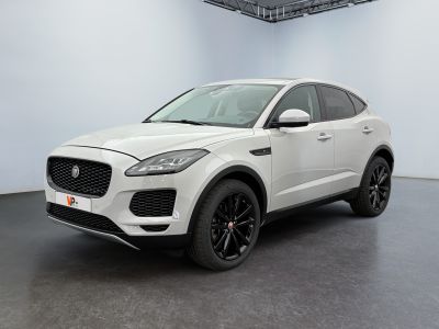 un SUV Jaguar blanc garé dans une grande pièce