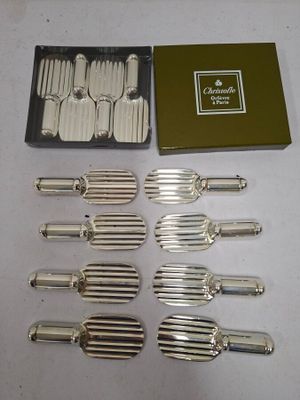 beaucoup de fourchettes et de cuillères rangées dans une boîte