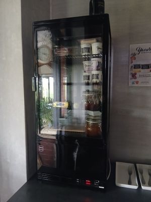 un plan de travail noir surmonté d'une vitrine en verre