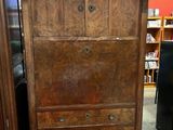 une grande armoire en bois à tiroirs dans une pièce