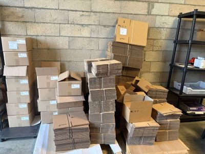 de nombreuses boîtes empilées dans une pièce