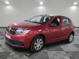 la voiture rouge est garée sur un sol en damier dans le garage