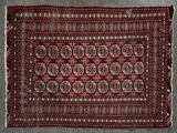 un tapis rouge et blanc avec un motif