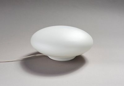 une image représentant une ampoule blanche posée sur une table
