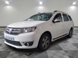 la photo d'une voiture blanche garée dans un garage