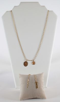 Ensemble collier et boucles d'oreilles de couleur or, orné d'un coussin