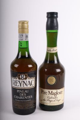 deux bouteilles de vin posées l'une à côté de l'autre sur une surface blanche