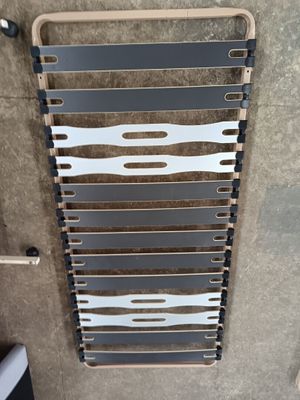 une photo d'un porte-vêtements accroché au mur