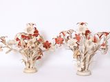 deux vases contenant des fleurs, posés sur une surface blanche