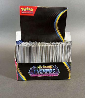boîte de cartes à collectionner Pokémon sur laquelle est posée une pile de cartes