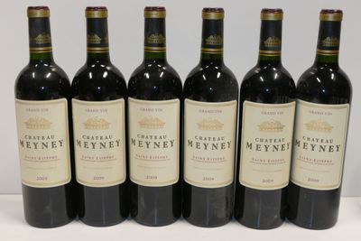 six bouteilles de vin sont alignées sur une table