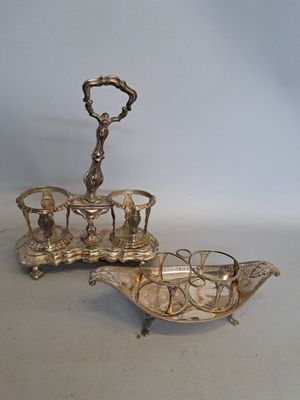 deux couverts posés sur une table