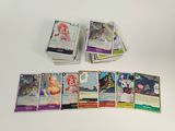 tout un tas de cartes posées ensemble sur la table